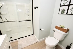 Douche, sèche-cheveux, serviettes fournies