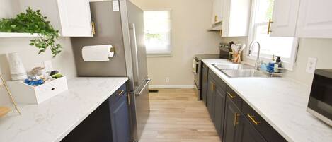 Een koelkast, een microgolfoven, een oven, een kookplaat