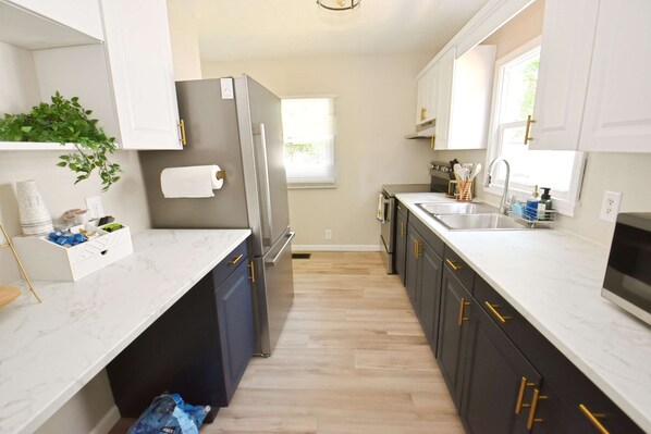 Fridge, microwave, oven, stovetop - 5 min walk to Notre Dame!  Modern home (517) (South Bend)