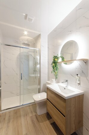 Deluxe Studio Suite, Non Smoking, Ground Floor | Bathroom - Sweeney Aviemore Two (Aviemore)