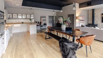 Deluxe Apartment, Non Smoking, Garden Area | Iron/ironing board, free WiFi, bed sheets