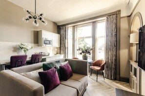 Deluxe Studio Suite, Non Smoking, Ground Floor | Living area | 50-inch Smart TV with digital channels - Sweeney Aviemore Two (Aviemore)