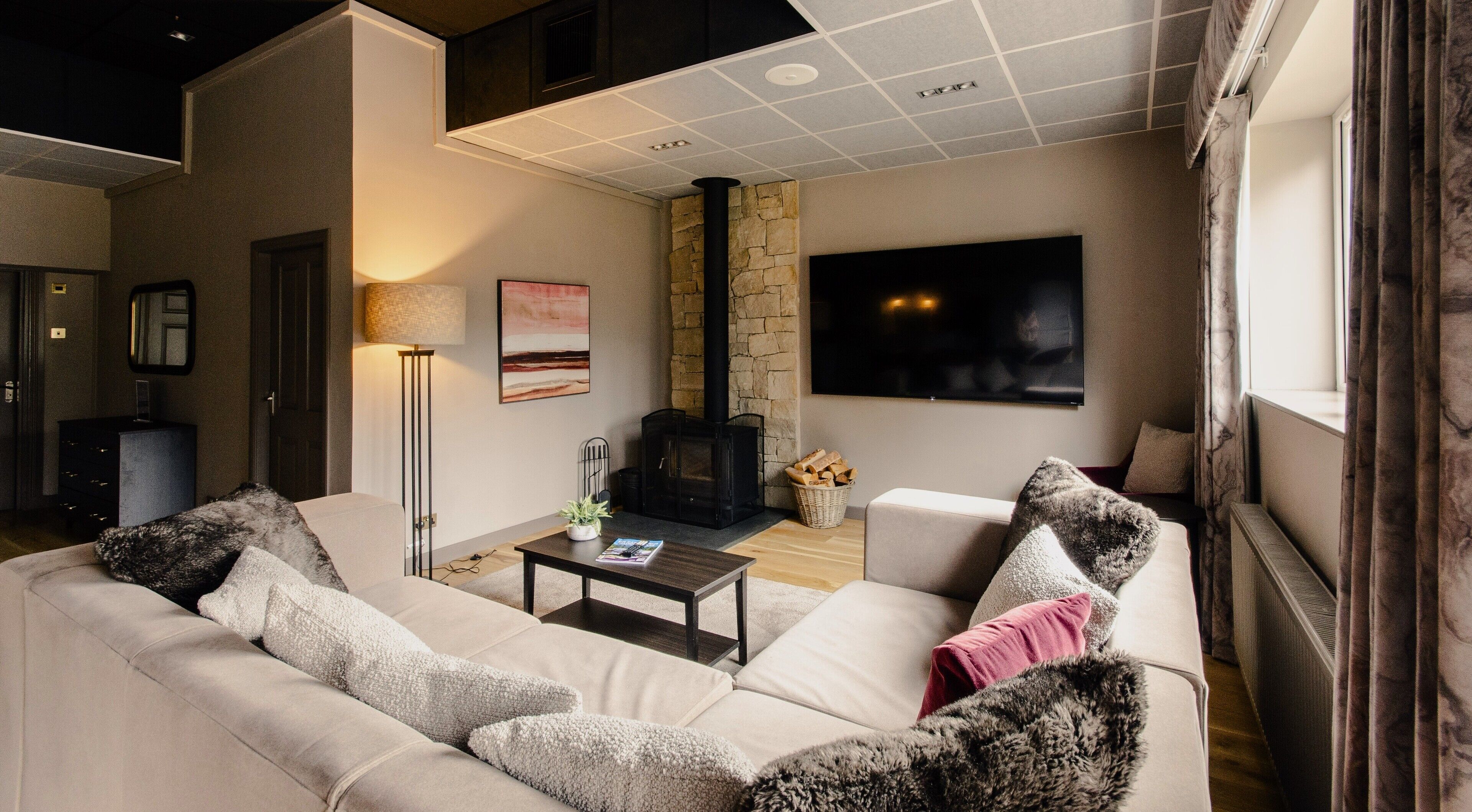 华丽公寓, 无烟房, 花园 | 起居区 | 50-英寸智能电视（配备数码频道）