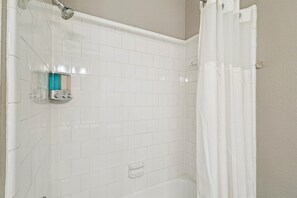 Douche, serviettes fournies, shampoing