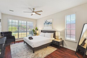 5 bedrooms, WiFi, bed sheets - 5BD Vacation Retreat - Pool, Patio, Cinema (Lake Dallas)