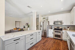 Geladeira, micro-ondas, fogão, cooktop