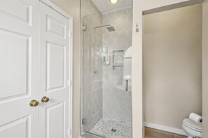 Dusche, Handtücher, Shampoo