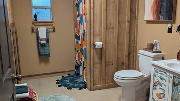 Hiustenkuivaaja, pyyhkeet, saippua, sampoo