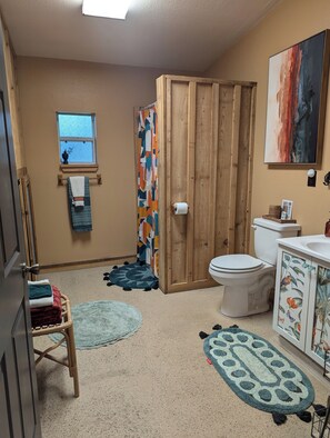 Hiustenkuivaaja, pyyhkeet, saippua, sampoo