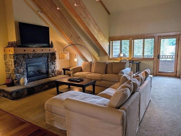 TV, fireplace, DVD player - Grand Lodge 25 at the Official Collins Lake Resort (Government Camp)