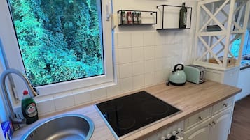 Geladeira, micro-ondas, cooktop, chaleira elétrica