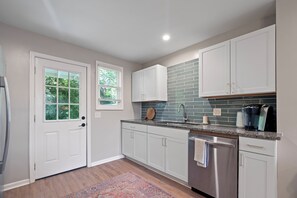 Fridge, microwave, oven, stovetop - Charming 2-bedroom house in fabulous Charleston (Charleston)