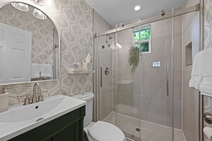 Shower, hair dryer, towels, soap - Charming 2-bedroom house in fabulous Charleston  (Charleston)
