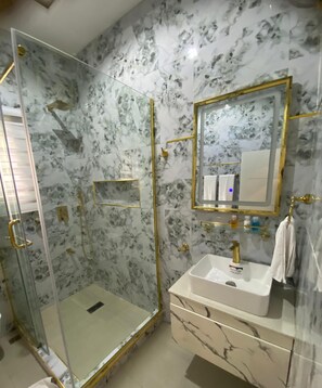Habitación clásica, balcón, vistas a la ciudad | Baño | Ducha, toallas, jabón y champú