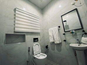Classic Room, Balcony, City View | Bathroom | Shower, towels, soap, shampoo - PON Bliss Apartments (Abuja)