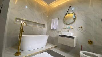 Habitación clásica, balcón, vista a la ciudad | Baño | Regadera, toallas, jabón, shampoo