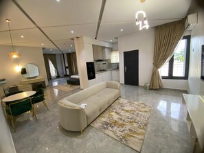 Una televisión, una impresora