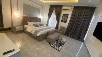 Habitación clásica, balcón, vista a la ciudad | Escritorio, espacio para trabajar con laptop y insonorización