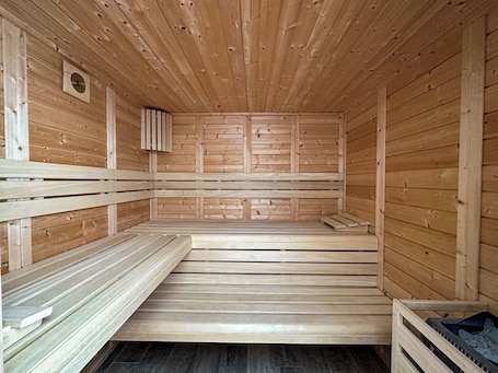 Sauna, mud baths, massages. Auberge Alpina