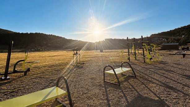 An outdoor gym area with exercise equipment and a clear sky. - Auberge Alpina (Greolieres)