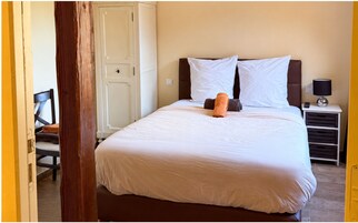 Quarto casal clássico | Cofres nos quartos, cortinas blackout, quartos à prova de som