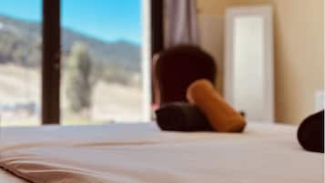 Vierpersoonskamer, balkon, uitzicht op bergen | Een kluis op de kamer, verduisterende gordijnen, geluiddichte muren