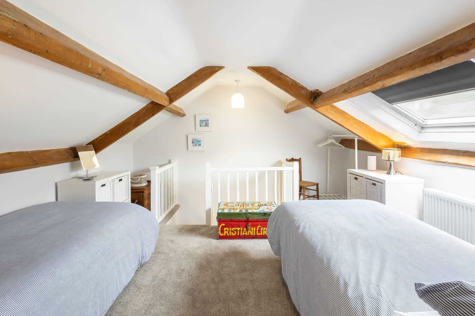 3 bedrooms, desk, WiFi, bed sheets