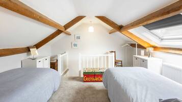 3 bedrooms, desk, WiFi, bed sheets