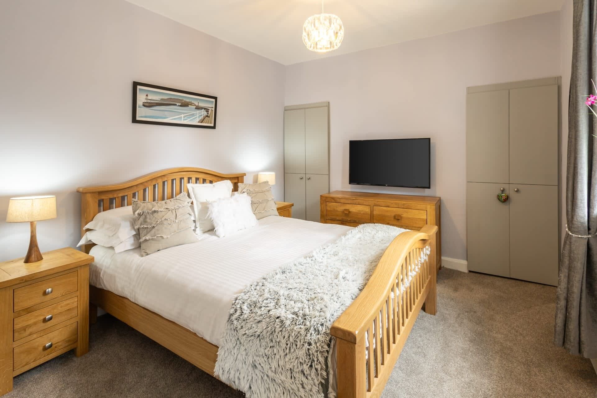 3 bedrooms, desk, WiFi, bed sheets