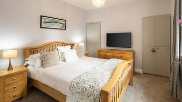 3 bedrooms, desk, WiFi, bed sheets