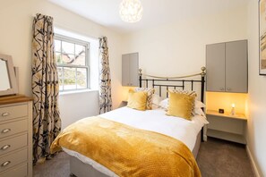 3 bedrooms, desk, WiFi, bed sheets - Host & Stay | Arundel Cottage (Whitby)