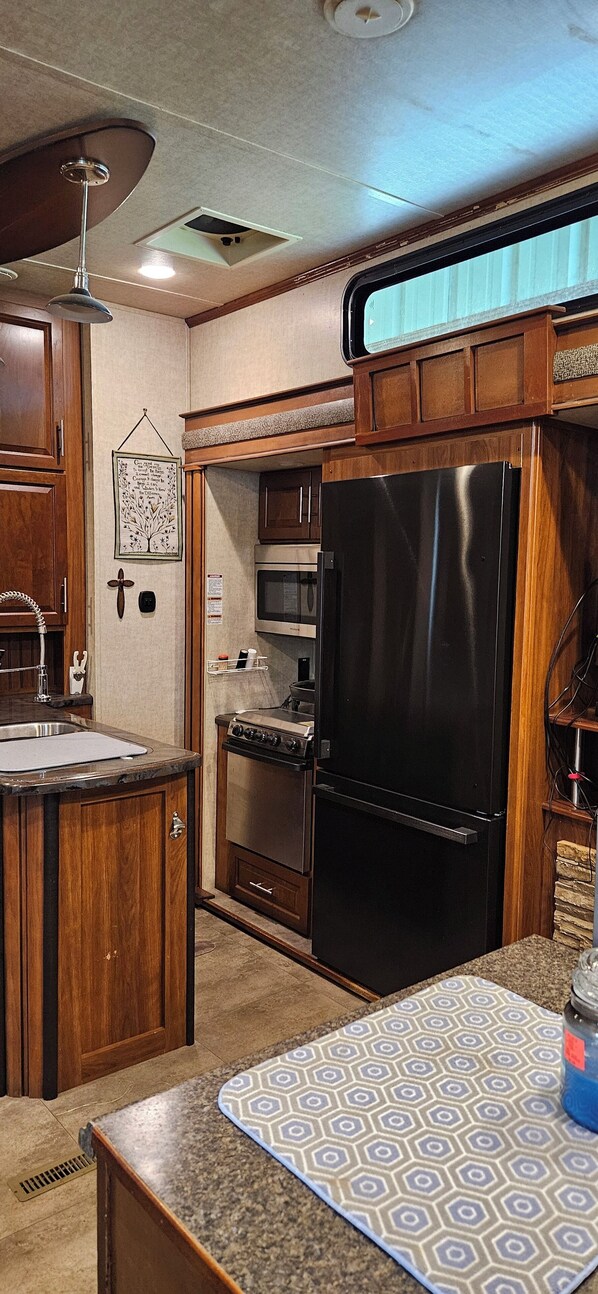 Een koelkast, een magnetron, een koffiezetapparaat/waterkoker