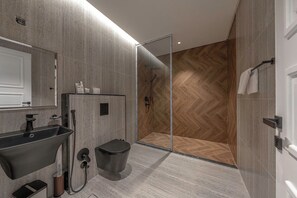 Luxury Apartment, Kitchen, Garden View | Bathroom