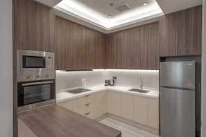 Appartement Luxe, cuisine, vue jardin | Cuisine privée | Bouilloire électrique, grille-pain