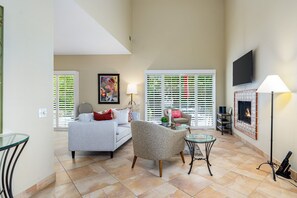 Smart TV, fireplace
