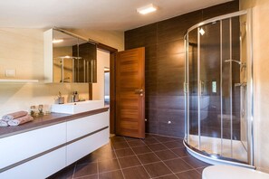 Shower, hair dryer, towels - Villa MiroMar in Loborika (Loborika)