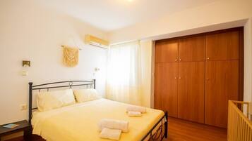 2 bedrooms, desk, iron/ironing board, travel cot