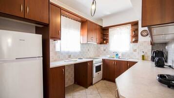 Frigorífico, horno, placa de cocina y cafetera o tetera