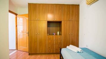 2 Schlafzimmer, Schreibtisch, Bügeleisen/Bügelbrett, Reisekinderbett