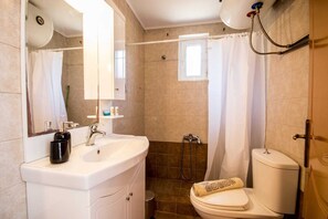 Douche, sèche-cheveux, serviettes fournies