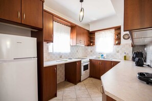 Een koelkast, een oven, een kookplaat, een koffiezetapparaat/waterkoker