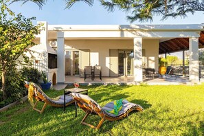 Outdoor dining - Kalamata Garden Haven - Escape Amidst Greenery (Kalamata)