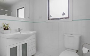 Shower - Beachy 62 Ocean Parade, Middleton (Middleton)