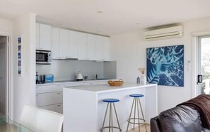 Fridge, microwave, oven, stovetop - Beachy 62 Ocean Parade, Middleton (Middleton)