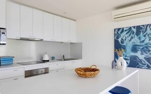 Fridge, microwave, oven, stovetop - Beachy 62 Ocean Parade, Middleton (Middleton)