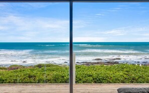 On the beach - Beachy 62 Ocean Parade, Middleton (Middleton)