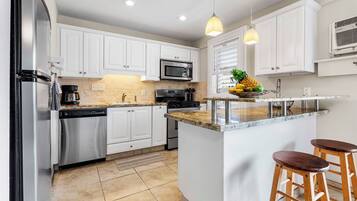 Fridge, oven, stovetop, coffee/tea maker