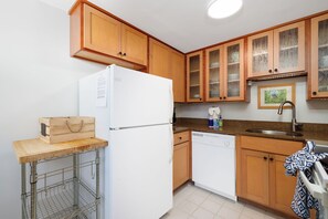 Refrigerador, horno, parrilla de estufa y cafetera y tetera 