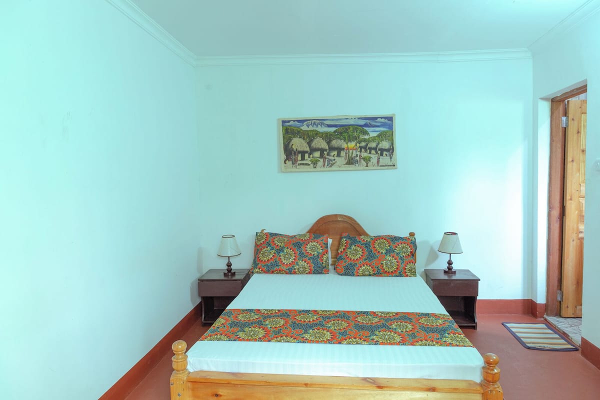 Habitación económica con 2 camas individuales, vistas a la montaña | Escritorio y espacio para trabajar con un portátil
