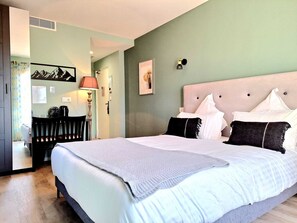 Classic Room (Sauge) | In-room safe, individually decorated, individually furnished, desk -  Domaine de la Mautanne (Sainte-Tulle)
